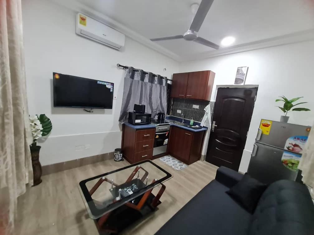Nesta Barron -Home Away From Home North Legon Exterior photo