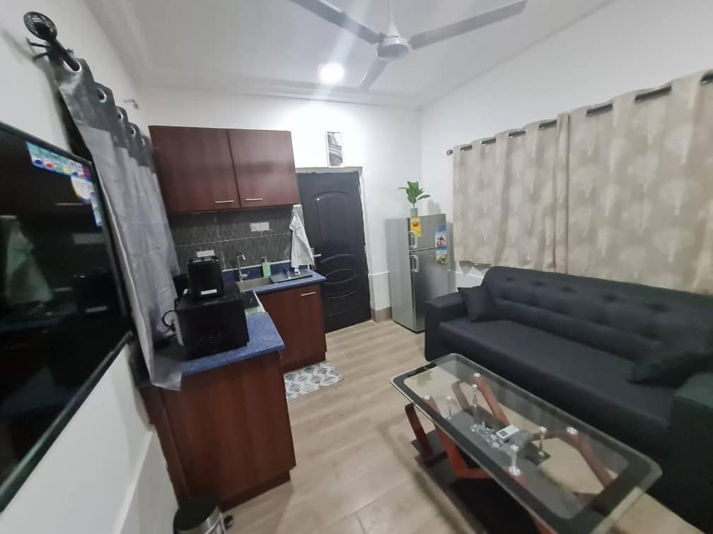 Nesta Barron -Home Away From Home North Legon Exterior photo