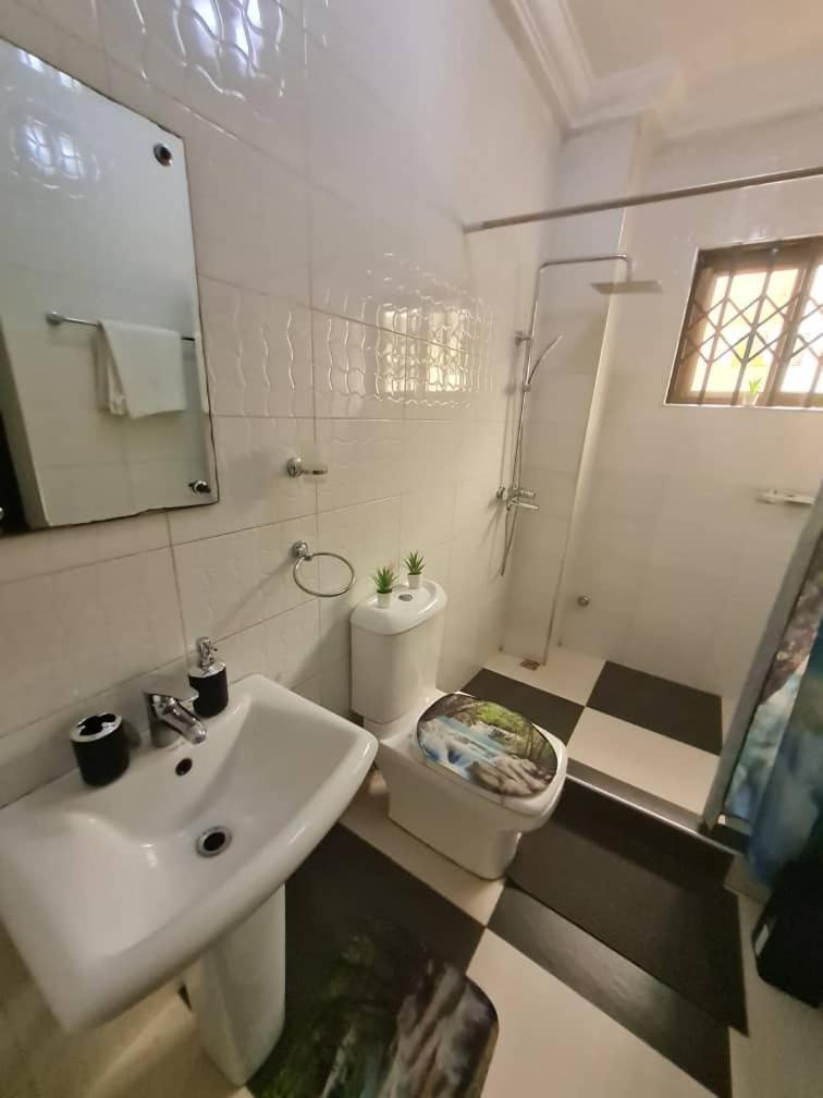 Nesta Barron -Home Away From Home North Legon Room photo
