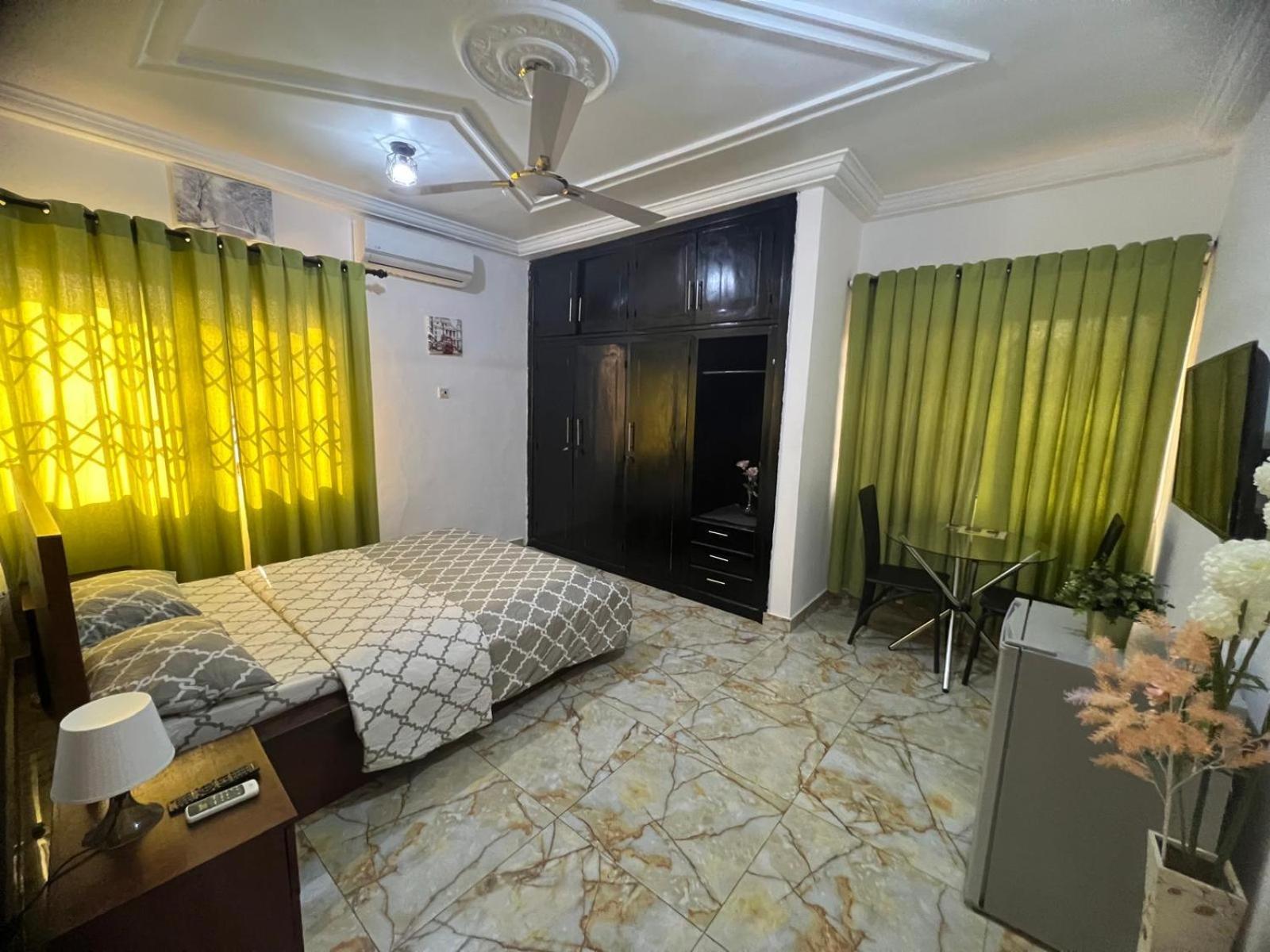 Nesta Barron -Home Away From Home North Legon Exterior photo