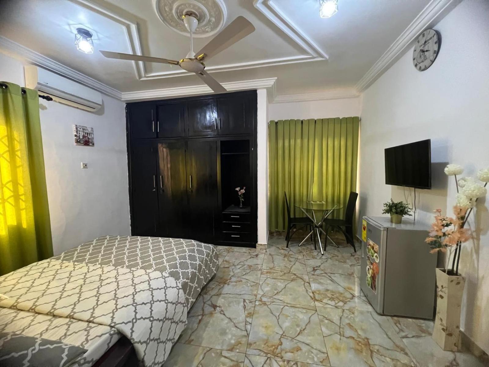 Nesta Barron -Home Away From Home North Legon Exterior photo