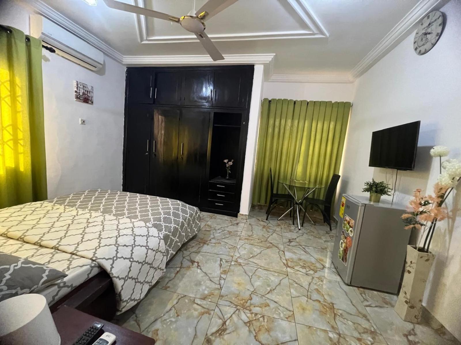 Nesta Barron -Home Away From Home North Legon Exterior photo