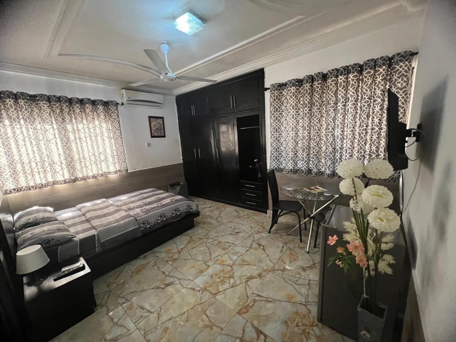 Nesta Barron -Home Away From Home North Legon Exterior photo